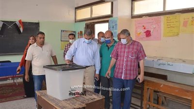 بالصور.. العاشر من رمضان تستقبل الناخبين فى ٣٠ لجنة انتخابية ورئيس الجهاز يتفقدها ويؤكد على توفير كافة المتطلبات