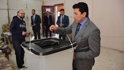 وزير الرياضة يدلي بصوته في انتخابات مجلس الشيوخ بالشروق