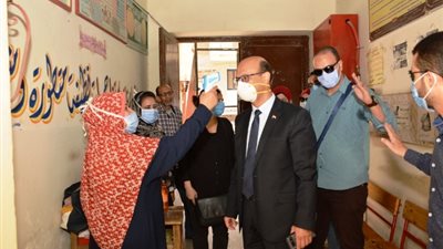 نائب رئيس جامعة أسيوط يدلى بصوته فى انتخابات مجلس الشيوخ 2020 .. بالصور