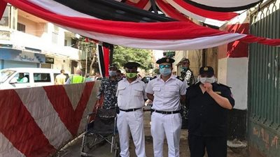 رجال الشرطة يتابعون الإجراءات الاحترازية بانتخابات مجلس الشيوخ ..
