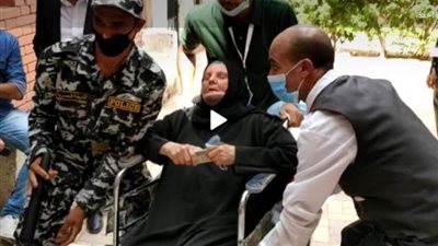 بالفيديو والصور .. لفتات إنسانية لأمن القاهرة امام اللجان مع كبار السن وذوى الاحتياجات