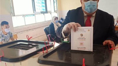 رئيس جامعة حلوان يدلى بصوته فى انتخابات مجلس الشيوخ.. بالصور