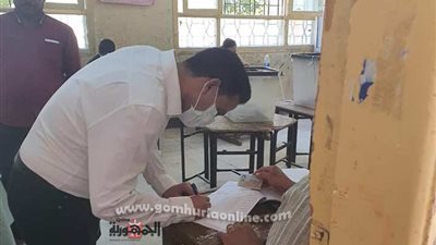 رئيس لجنة الشباب والرياضة بمجلس النواب يدلى بصوته فى انتخابات 