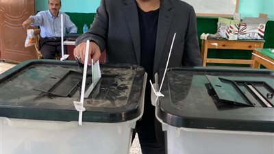 عادل عبده يدلى بصوته فى انتخابات مجلس الشيوخ برفقة زوجته.. صور