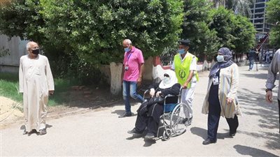 قومى المرأة بالمنوفية يستجيب لشكوى مسنة وزوجها للإدلاء بصوتهما فى إنتخابات مجلس الشيوخ.. صــــــور