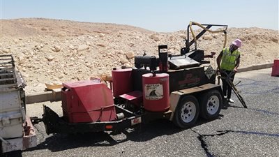 رفع كفاءة طريق وادى الملوك بالقرنة غرب الأقصر