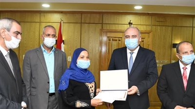 الداودي يكرم أول جزارة بالمحافظة