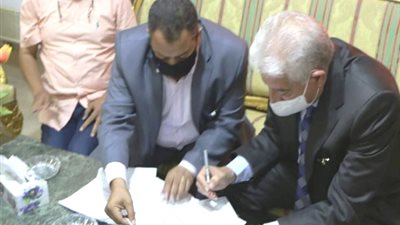 فوده يعتمد عقود تقنين للمواطنين و11 حالة تصالح.. وتوزيع الإسكان بابورديس