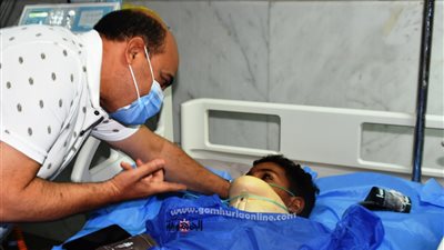 محافظ أسوان يزور الطفل محمد مصطفى بالمستشفى الجامعى .. ونقله بالإسعاف الطائر للقاهرة بعد الاتصال بوزيرة الصحة