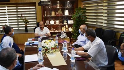 أشرف عطية يحذر المسئولين .. إجراءات قانونية رادعة للمخالفات فى إجراءات تعاقدات التغذية المدرسية