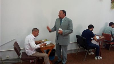 عبد المالك يتفقد لجان امتحانات الدراسات العليا بكلية أصول الدين