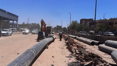 محافظ أسوان يتابع أعمال الرصف والبنية الأساسية بطريق السادات ويوجه بالإسراع