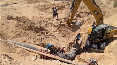 إصلاح كسر بالخط الرئيسى بمحطة الصرف الصحى بمدينة قنا