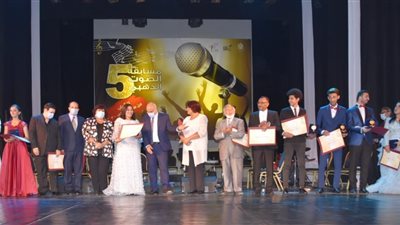 وزيرة الثقافة تسلم جوائز الدورة الخامسة من مسابقة الصوت الذهبى