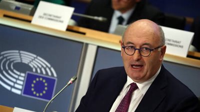 المفوض التجاري الأوروبي يعتذر عن انتهاكه قواعد كورونا ويرفض الاستقالة
