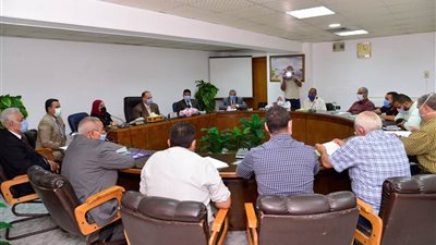 محافظ أسيوط يوجه بحل الشكاوى وتوفير فرص عمل بالقطاع الخاص