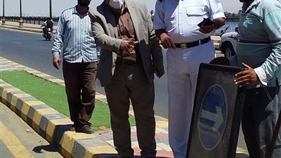 محافظ بني سويف يتابع أعمال تركيب مطبات بطريق الكورنيش