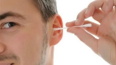 لماذا يجب الامتناع عن تنظيف الأذن بأعواد القطن؟