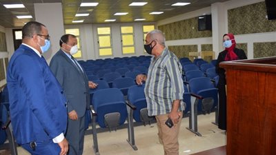 رئيس جامعة بنى سويف يتفقد التجهيزات النهائية لدار الضيافة بشرق النيل .صور