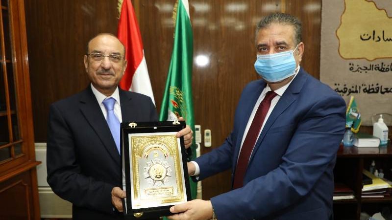 أبو ليمون يهدى درع