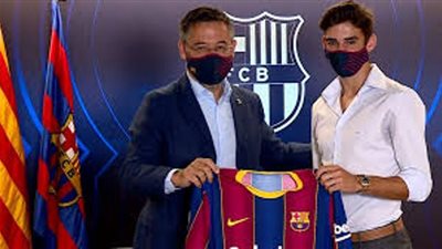 رئيس برشلونة يهرب من وسائل الإعلام عند تقديم لاعبه الجديد