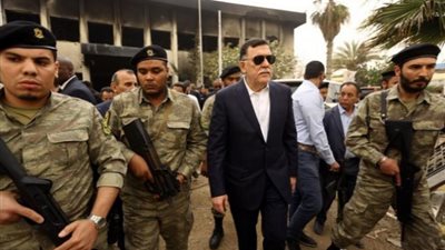 اجتماع عسكري بعد تعدي المتظاهرين على منزل السراج