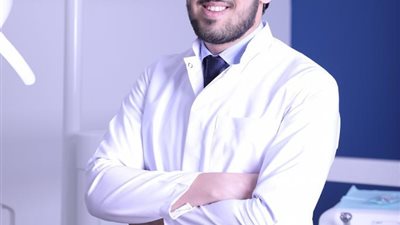 طبيب يوضح الفرق بين استخدام البوتكس والليزر في علاج الابتسامة اللثوية