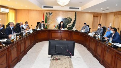 محافظ الفيوم يجتمع باللجنة العامة لحماية الطفولة