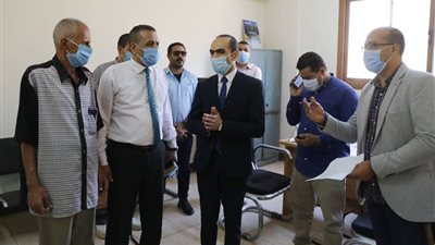 نائب محافظ سوهاج يتفقد سير العمل بإدارة خدمة المواطنين بالمنشاة