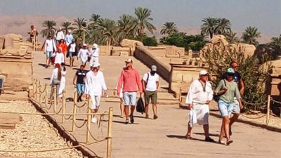 بشرة خير.. وفد سياحى أوكرانى يزور معبد الكرنك.. بالصور