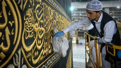 غسل الكعبة المشرفة.. بماء زمزم المخلوط بماء الورد