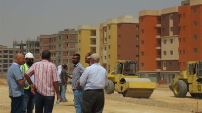رئيس جهاز مدينة العبور يتفقد مشروع عمارات 