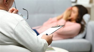 آخر صيحة.. طبيب نفسي يزعم وجود علاج بالأحضان والنيابة توجه له تهمة التحرش