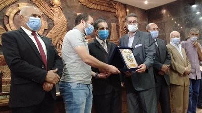محافظ الغربية يكرم فريقا شبرا نبات ونواج لكرة القدم لتفوقهم على مستوى الجمهورية.