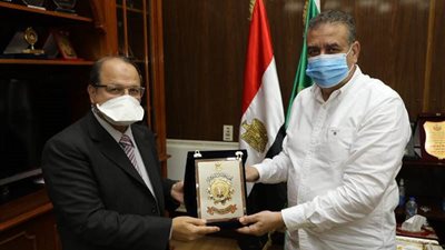 محافظ المنوفية يكرم الدكتور نصيف العفيفى وكيل وزارة الصحة السابق