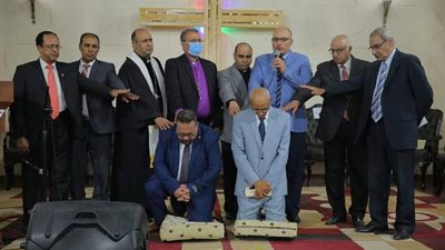رئيس الطائفة الإنجيلية يشارك في رسامة شيوخ جدد للكنيسة بالإسماعيلية .صور