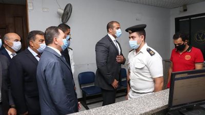 فى جولة مفاجئة لوزير الداخلية بأقسام العجوزة والتجمع .. توجيهات بالتيسير على المواطنين واليقظة التامة لتحقيق الامن
