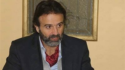 أيمن عزب يكشف سبب وفاة والده على الهواء
