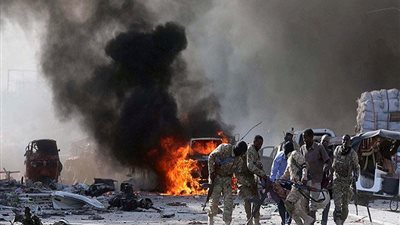 مصرع وإصابة 5 أشخاص بينهم ضابط أمريكي بانفجار سيارة في الصومال