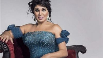 فيفى عبده تشعل السوشيال ميديا على البحر.. صور