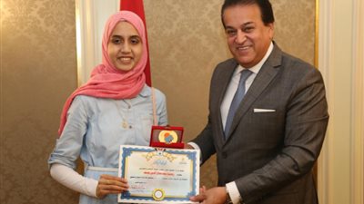 وزير التعليم العالي يكرم الطالبة الأولى على مستوى الجمهورية (مكفوفين) في الثانوية العامة