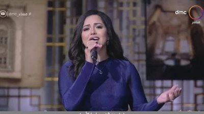 بعد موقفها النبيل .. مطربة الأوبرا تهدي سيدة القطار أغنية على الهواء