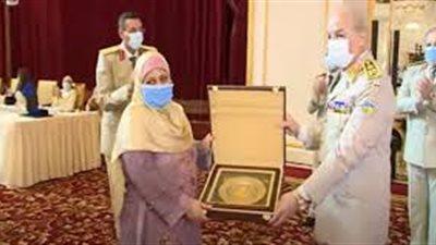 وزير الدفاع يكرم سيدة القطار و قادة القوات المسلحة المحالين للتقاعد .. فيديو