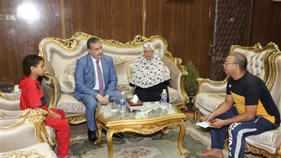محافـظ المنوفية يقرر صرف إعانة مالية عاجلة لحالة إنسانية وإجراء جراحة لإبنها بمستشفى الجامعة ... صور