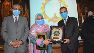 محافظ الغربية يكرم صفية ابوالعزم سيدة القطار.ووالدة المجندعبدالله مسعد