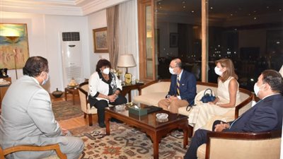 وزيرة الثقافة تدشن سلسلة ندوات علاقات ثقافية وتهنئ سفير المكسيك بالعيد الوطنى لدولته
