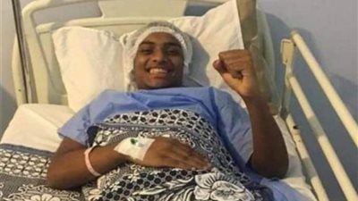 مرتضى منصور يطمئن على حارس يد الزمالك بعد جراحة الصليبي