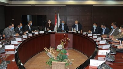 وزيرا النقل والتخطيط يبحثان آليات توطين صناعة الوحدات المتحركة للسكة الحديد في مصر