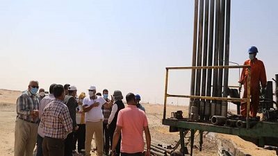 محافظ الوادى الجديد يتفقد انشاءات حديقة ٣٠ يونيو الترفيهية بالخارجة.صور