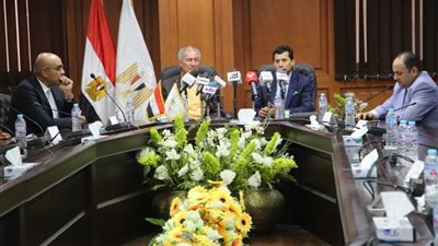 وزير الرياضة يكرم منظمي حفل قرعة بطولة العالم لليد